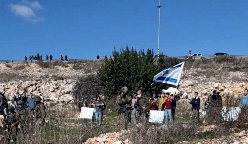 مستوطنون يعربدون على مدخل بلدة كفر الديك غرب سلفيت