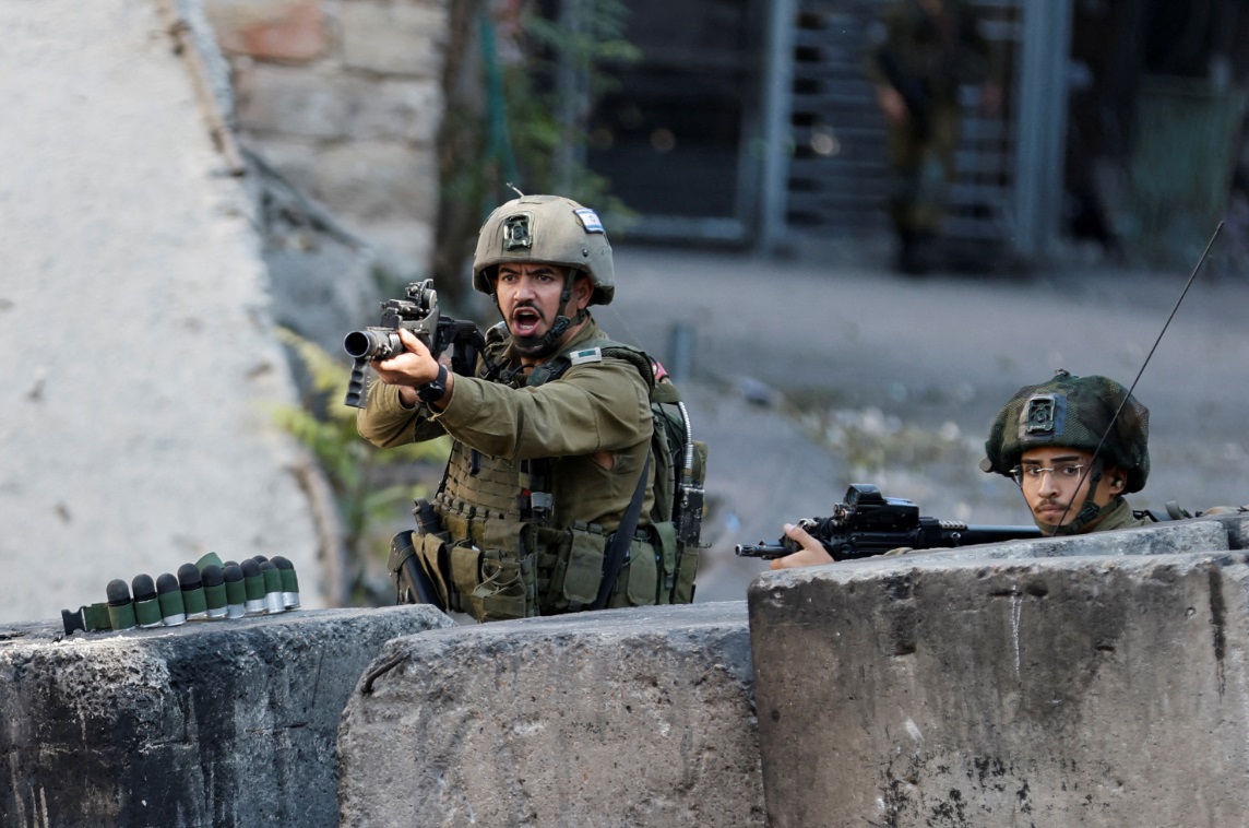 قوات جيش الاحتلال تعتقل 14 مواطن من نابلس في الضفة الغربية