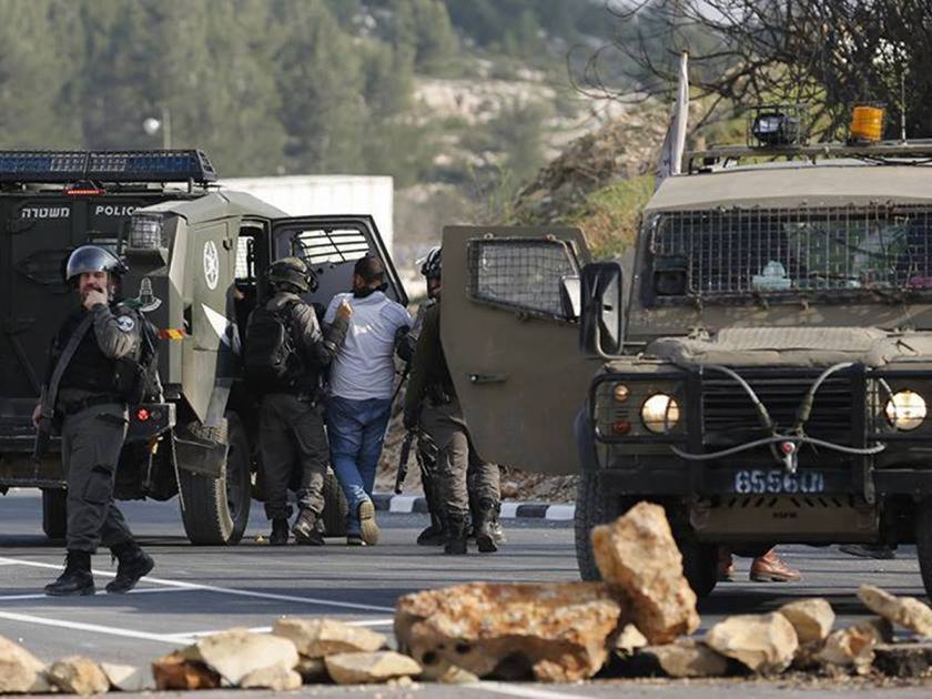 قوات الاحتلال تشن حملة اعتقالات واسعة طالت 57 مواطنا من الضفة
