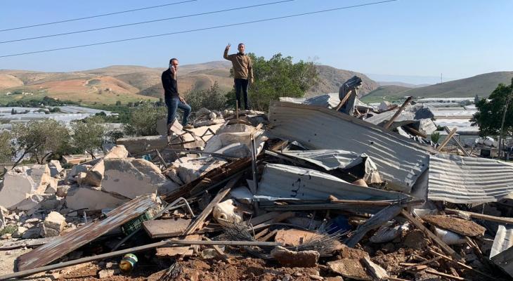 الاحتلال يهدم منازل وبِركاً زراعية شرق نابلس
