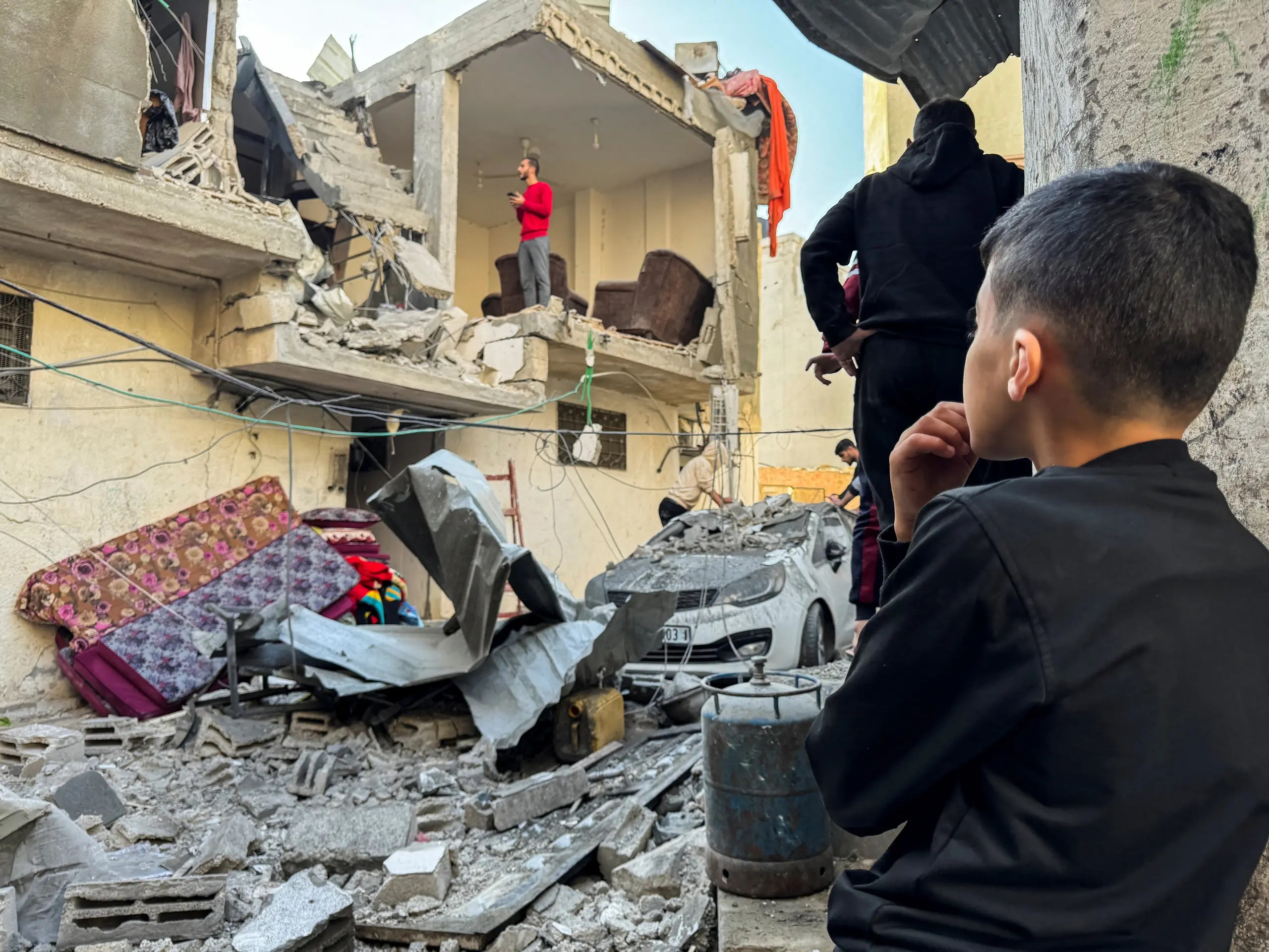 10 شهداء على الأقل بقصف إسرائيلي على منزل في خانيونس
