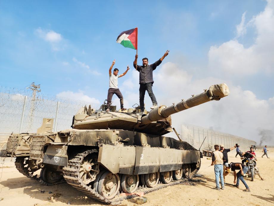 القسام تعلن استهداف دبابة ميركافا شمال مخيم البريج وسط قطاع غزة