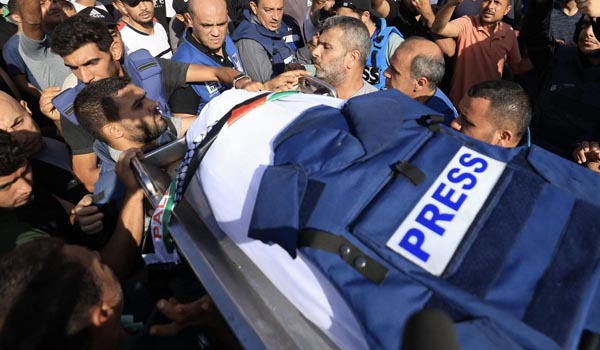 استشهاد الصحفي إيهاب نصر الله بنيران الاحتلال جنوب مدينة غزة