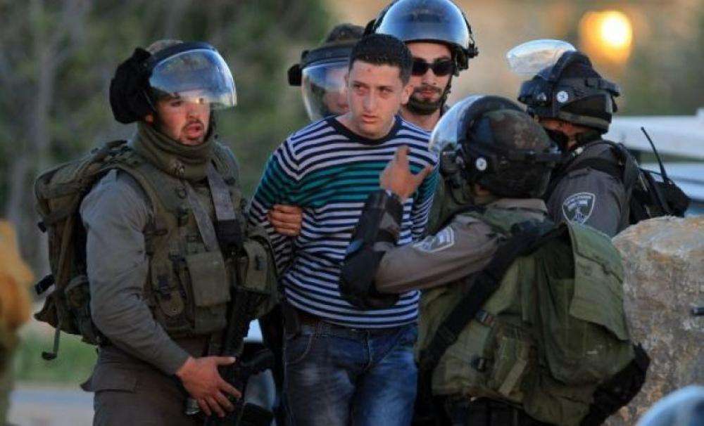 الاحتلال يعتقل شابين من عناتا شمال القدس