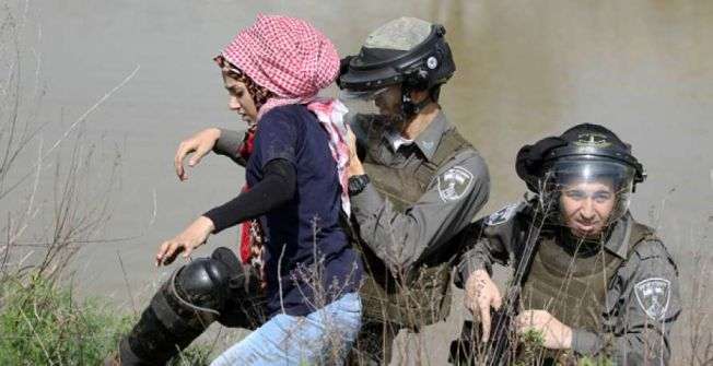 الاحتلال يعتقل فتاة عند حاجز جبع شمال شرق القدس المحتلة