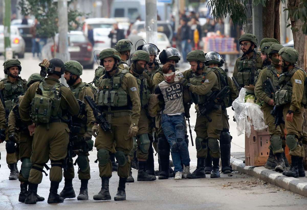 جيش الاحتلال يعتقل 10 مواطنين من الخليل بينهم طفل