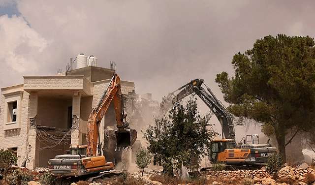 الاحتلال يهدم منزلين في الولجة شمال غرب بيت لحم
