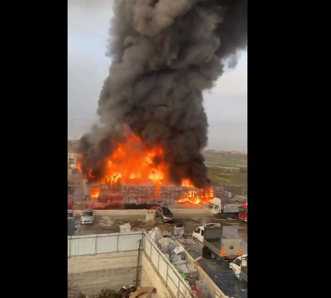 حريق ضخم في مصنع رويال بمدينة الخليل