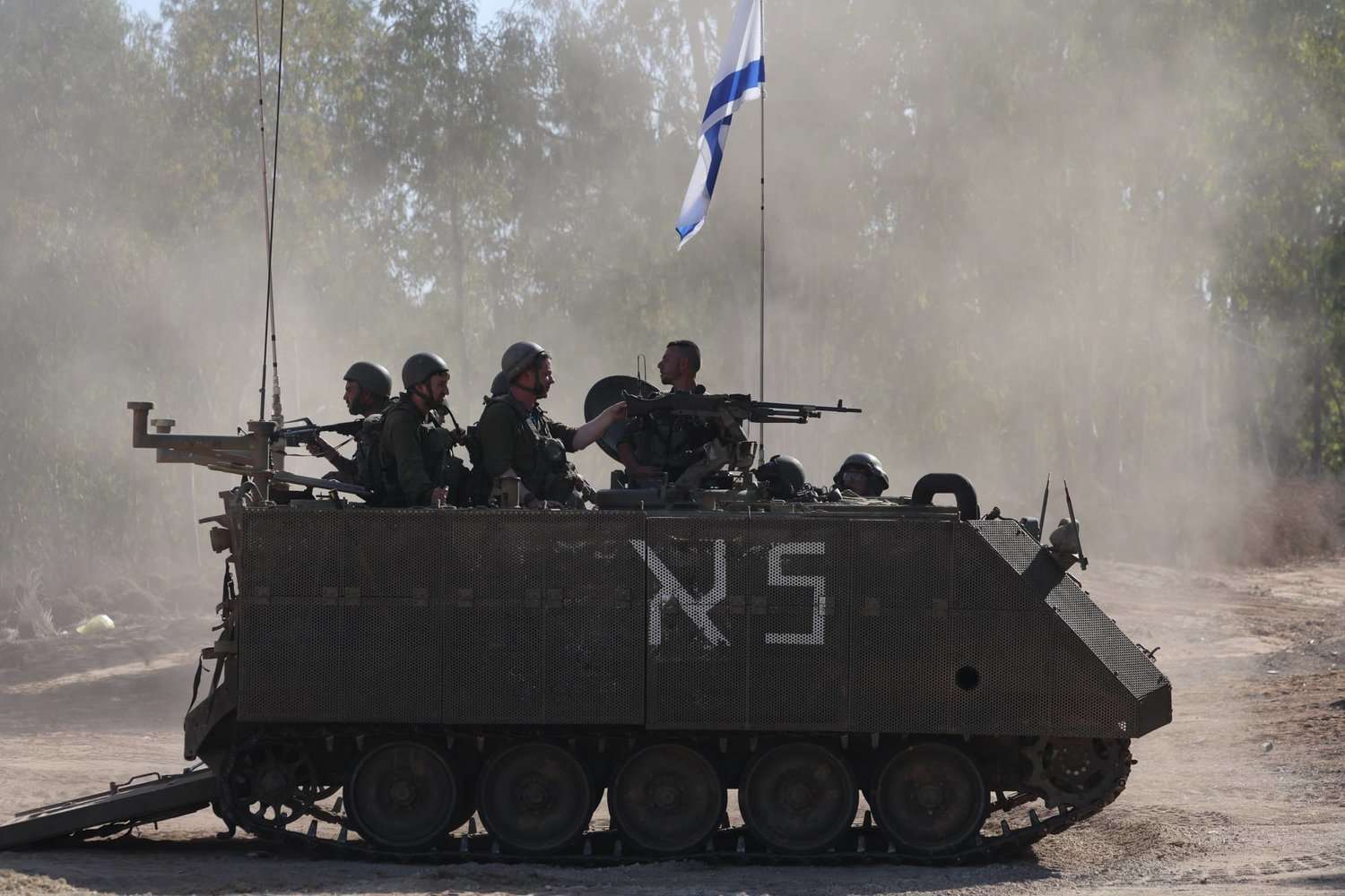 مسؤولون أمريكيون: إسرائيل قد تقدم على توغل بري في لبنان خلال أشهر