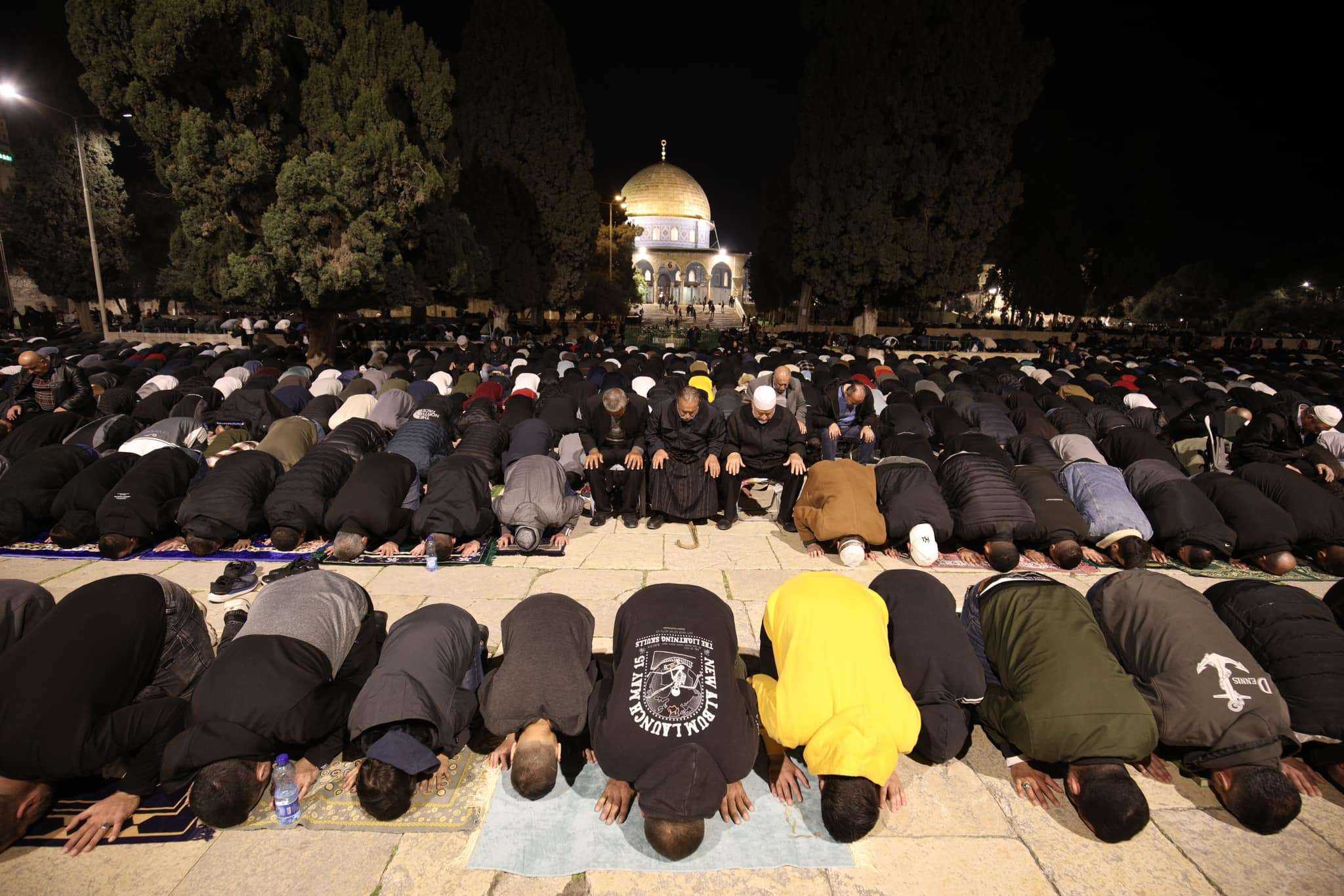 القدس : 45 ألفا يؤدون صلاتي العشاء والتراويح في المسجد الأقصى