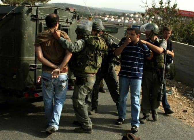الاحتلال يعتقل مواطنا من مخيم الدهيشة