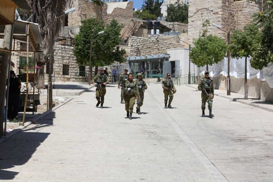 الاحتلال يشدد من إجراءاته العسكرية حول الحرم الإبراهيمي الشريف في الخليل
