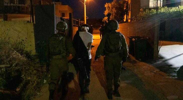 الاحتلال يعتقل 20 عاملاً من غزة خلال اقتحامه لبلدة إذنا غرب الخليل