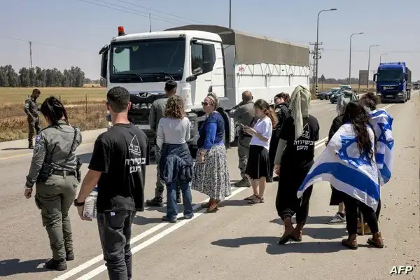 بوريل يطالب بمحاسبة مستوطنين يهاجمون قوافل مساعدات لغزة