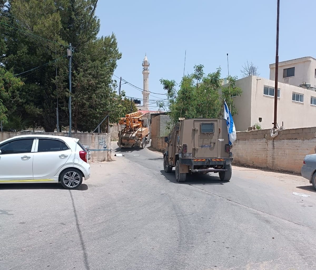 الاحتلال يصادر مضخة باطون في قراوة بني حسان