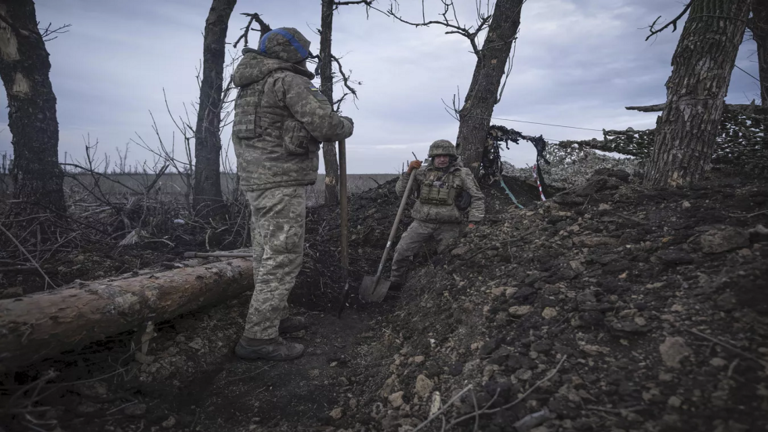 صحيفة "لوموند": المجندون الأوكرانيون الجدد يخشون أن تتم التضحية بهم في سبيل قرى لم يسمعوا بها