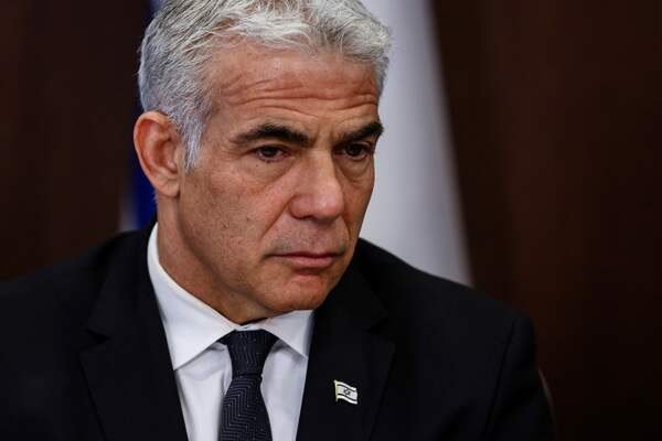 لابيد: من يهاجمون شاحنات المساعدات مليشيات تدعمها الحكومة
