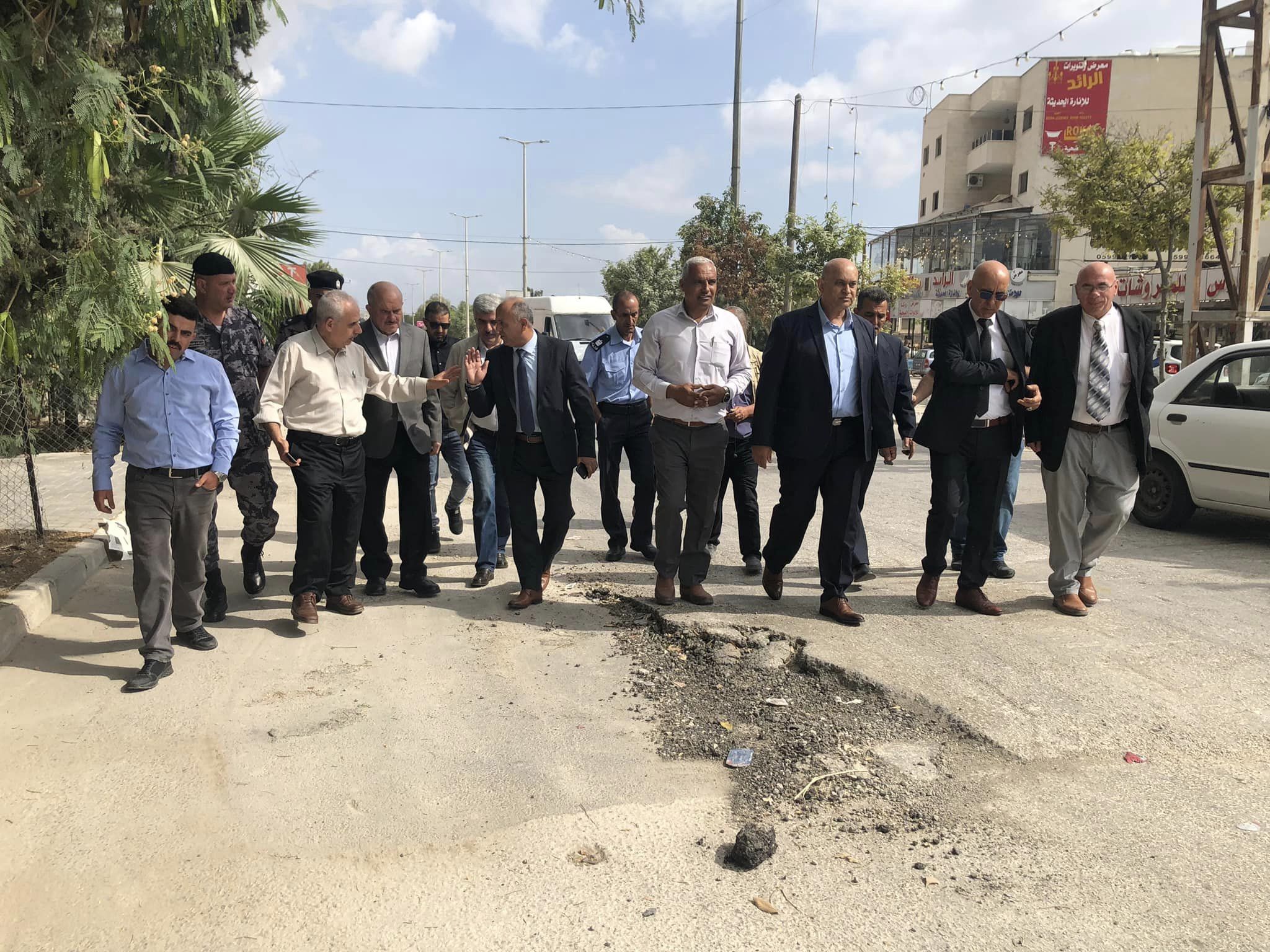 محافظ جنين ووزير الحكم المحلي يتفقدان أعمال إعادة تأهيل شارع الناصرة بعد تضرره خلال العدوان الإسرائيلي