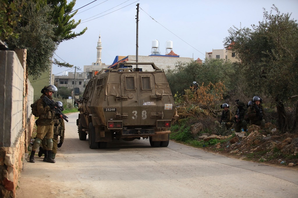 الاحتلال يعتقل أربعة مواطنين ويداهم منازل في الخليل