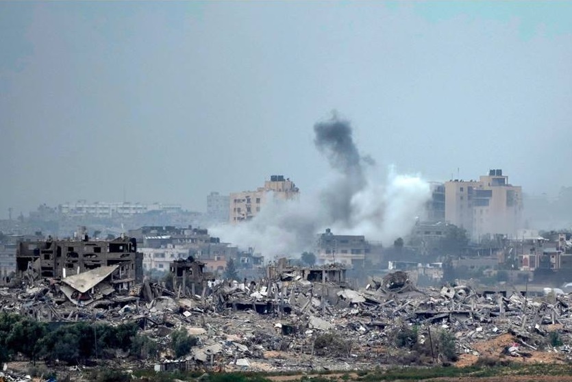 استشهاد 12 مواطنا إثر قصف الاحتلال على دير البلح وسط قطاع غزة
