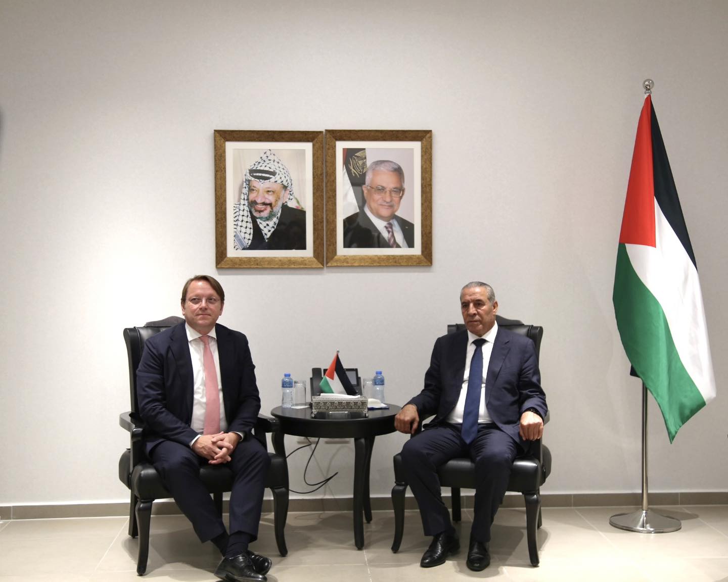 حسين الشيخ يلتقي مفوض الاتحاد الأوروبي أوليفر فارهيلي في رام الله
