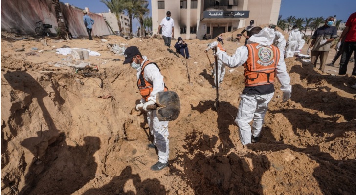 العثور على 80 جثة في 3 مقابر جماعية بمجمع الشفاء بغزة