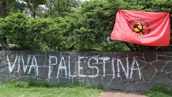 مواجهات عنيفة بين الشرطة ومؤيدين لفلسطين أمام سفارة إسرائيل في العاصمة المكسيكية