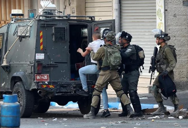 الاحتلال يعتقل 9 مواطنين من الخليل