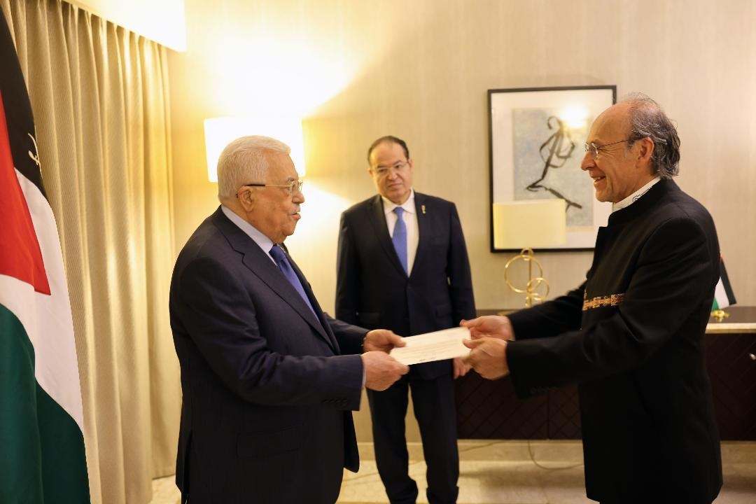 الرئيس عباس يتقبل أوراق اعتماد سفير بوليفيا غير المقيم لدى دولة فلسطين