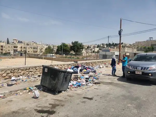 الاحتلال يعمق أزمة النفايات في بلدة الرام بعد تدمير محطة الترحيل