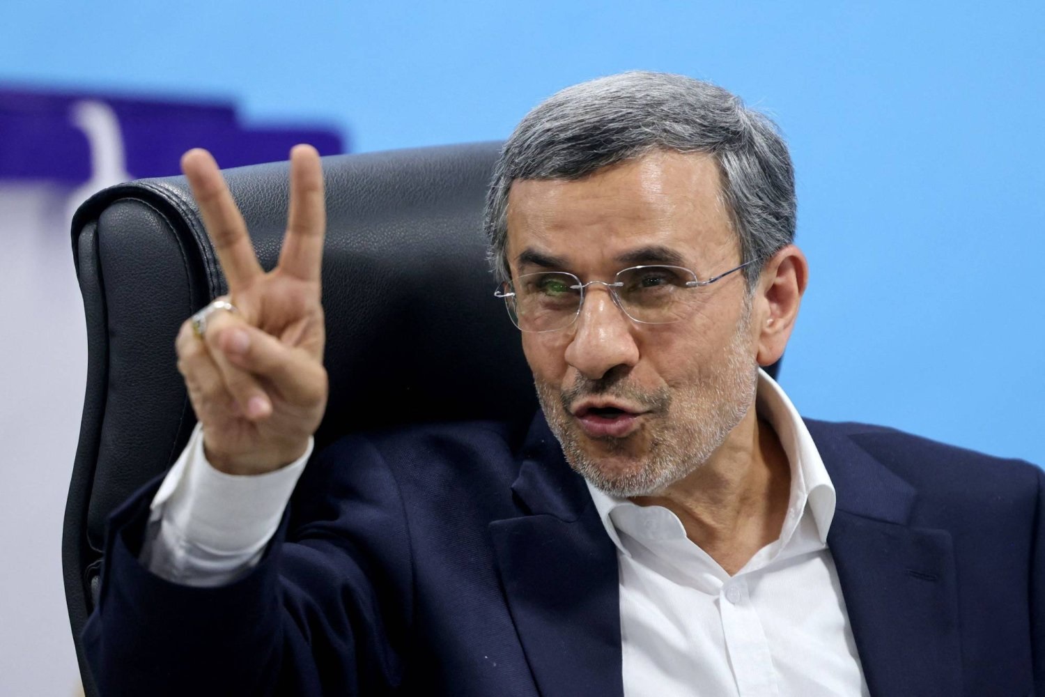الرئيس الإيراني الأسبق أحمدي نجاد يسجل ترشحه في الانتخابات الرئاسية