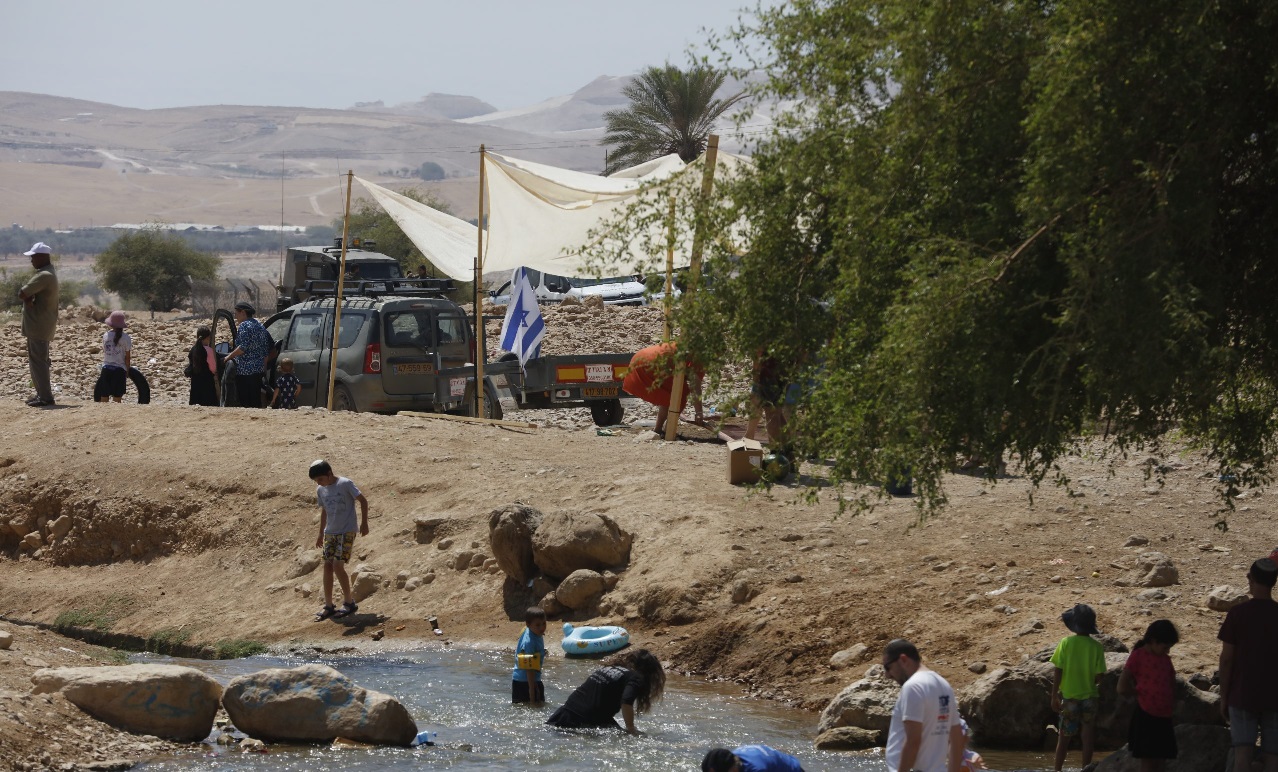 مستوطنون يخيمون على مجرى نبع مياه العوجا شمال اريحا