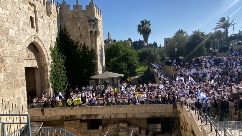 مسيرة الاعلام : الآلاف يقتحمون القدس واعتداءات على الفلسطينيين