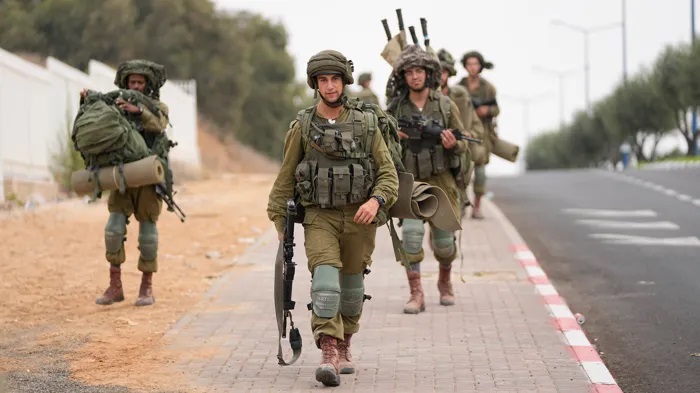 أهالي الجنود الإسرائيليين يطالبون أبناءهم بوقف القتال