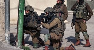 جيش الاحتلال يمزق صور الشهداء على دوار كفر صور جنوب طولكرم