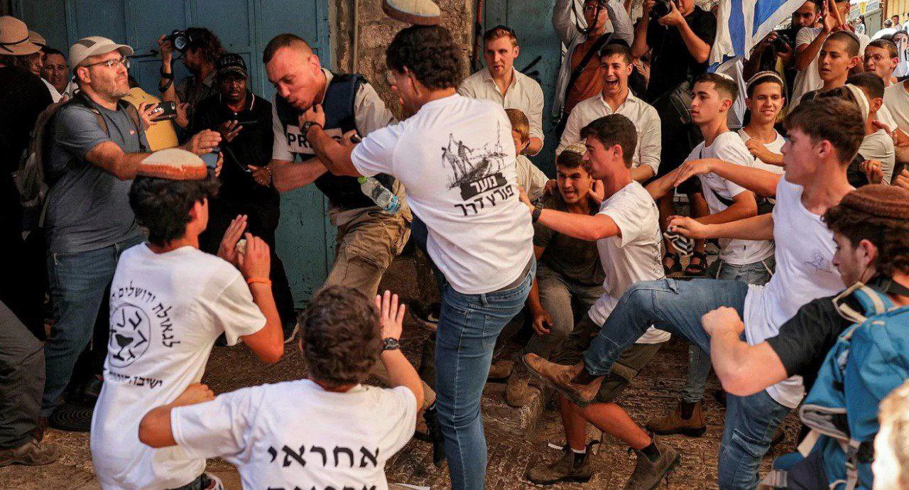 مستوطنون يعتدون على الصحفي سيف القواسمي في القدس