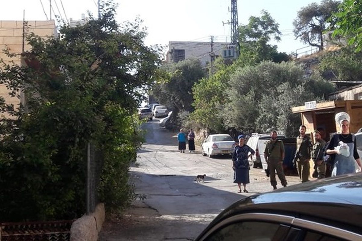 الاحتلال يحتجز مواطنين في تل الرميدة وسط الخليل