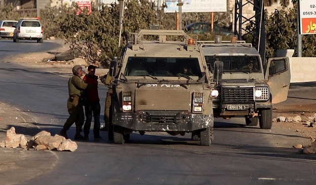 الاحتلال يعتقل 12 مواطنا من الضفة الغربية
