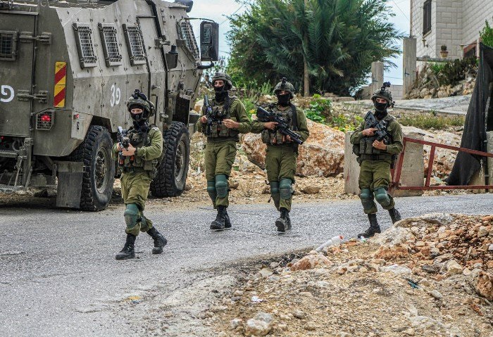 قوات الاحتلال تعتقل 20 مواطنا على الأقل من الضفة الغربية