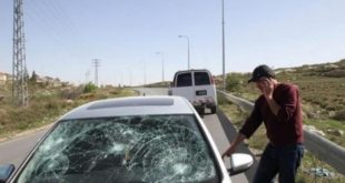 مستوطنون يهاجمون مركبات المواطنين ويدمرون خط مياه في مسافر يطا