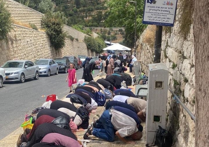 الاحتلال يمنع المصلين من دخول المسجد الأقصى ويعتقل مصورا صحفيا