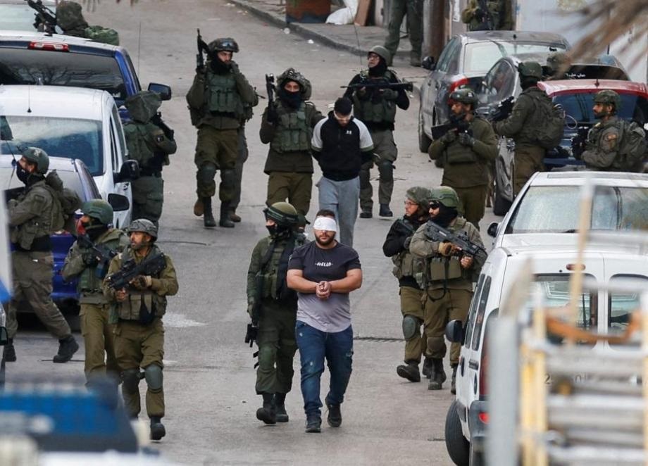 الاحتلال يعتقل 16 مواطنا من الضفة الغربية
