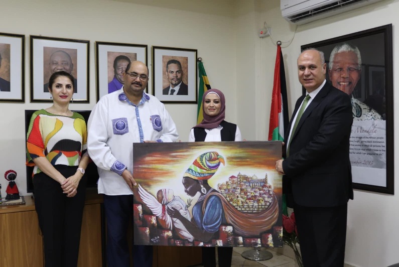 وزير الثقافة يثمن دور جنوب إفريقيا في مساندتها للقضية الفلسطينية ويُهدي سفارتها عملاً فنياً