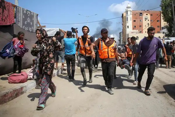 الدفاع المدني بغزة: وضع مواصي خانيونس صعب وطواقمنا تعمل سيراً على الأقدام