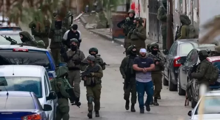 الاحتلال يعتقل 18 فلسطينيا خلال مداهمات واسعة في الضفة الغربية