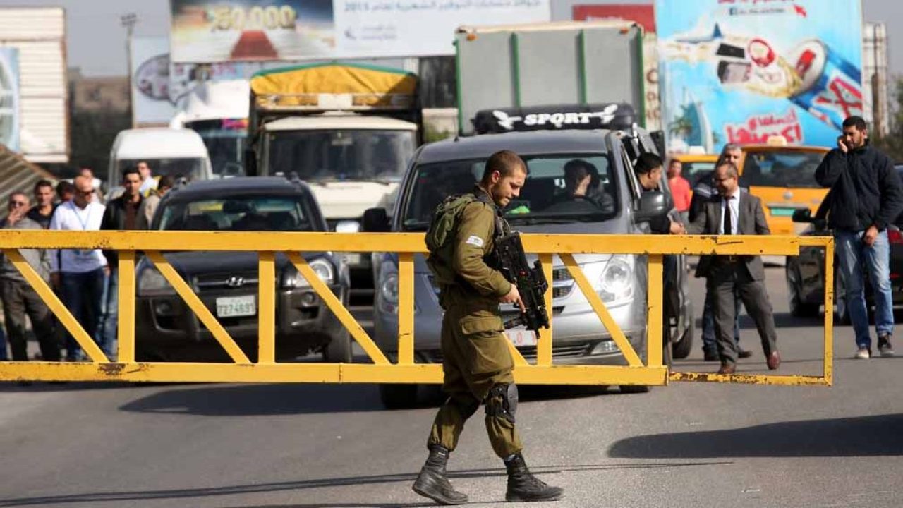 الاحتلال يغلق مداخل قرية مادما جنوب نابلس