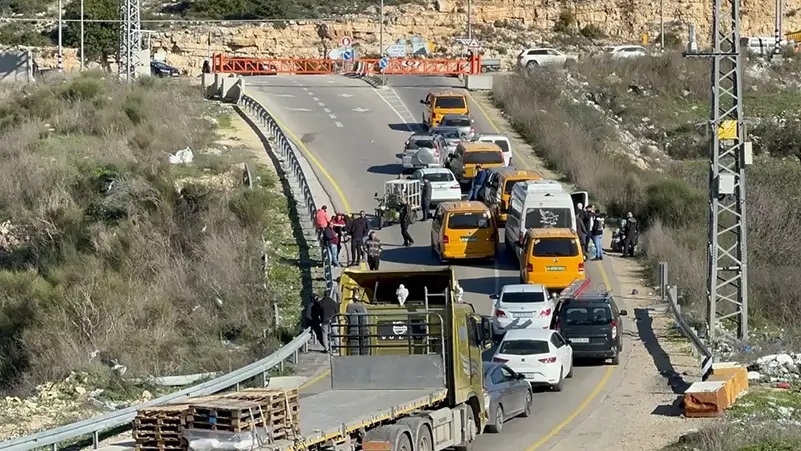 تقرير : الضفة الغربية بين مطرقة الحواجز والطرق المغلقة وسندان طرق المستوطنين الالتفافية