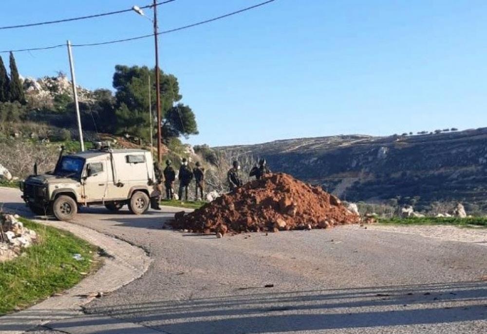 الاحتلال يغلق مدخلا رئيسا وطرقا فرعية في حوارة جنوب نابلس
