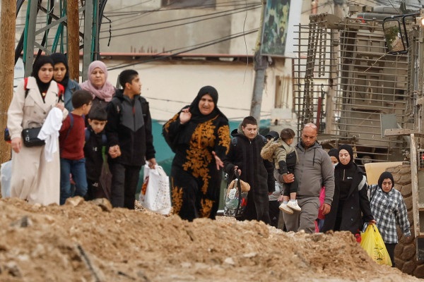 الاحتلال يجبر المواطنين شرق مخيم جنين على إخلاء منازلهم