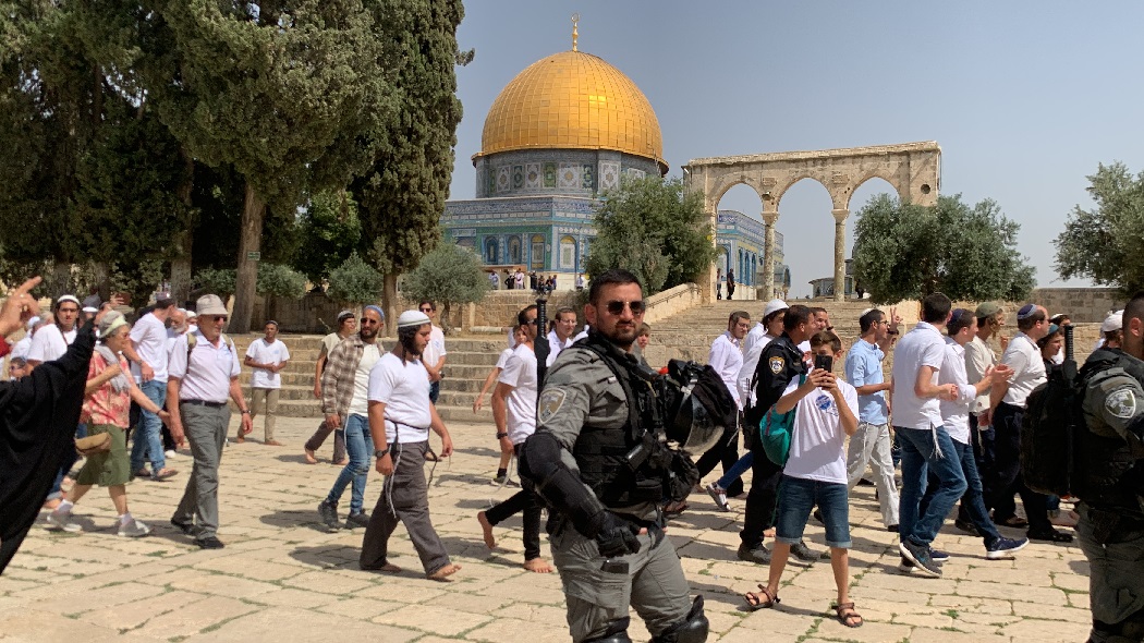 عشرات المستوطنون يقتحمون باحات المسجد الأقصى